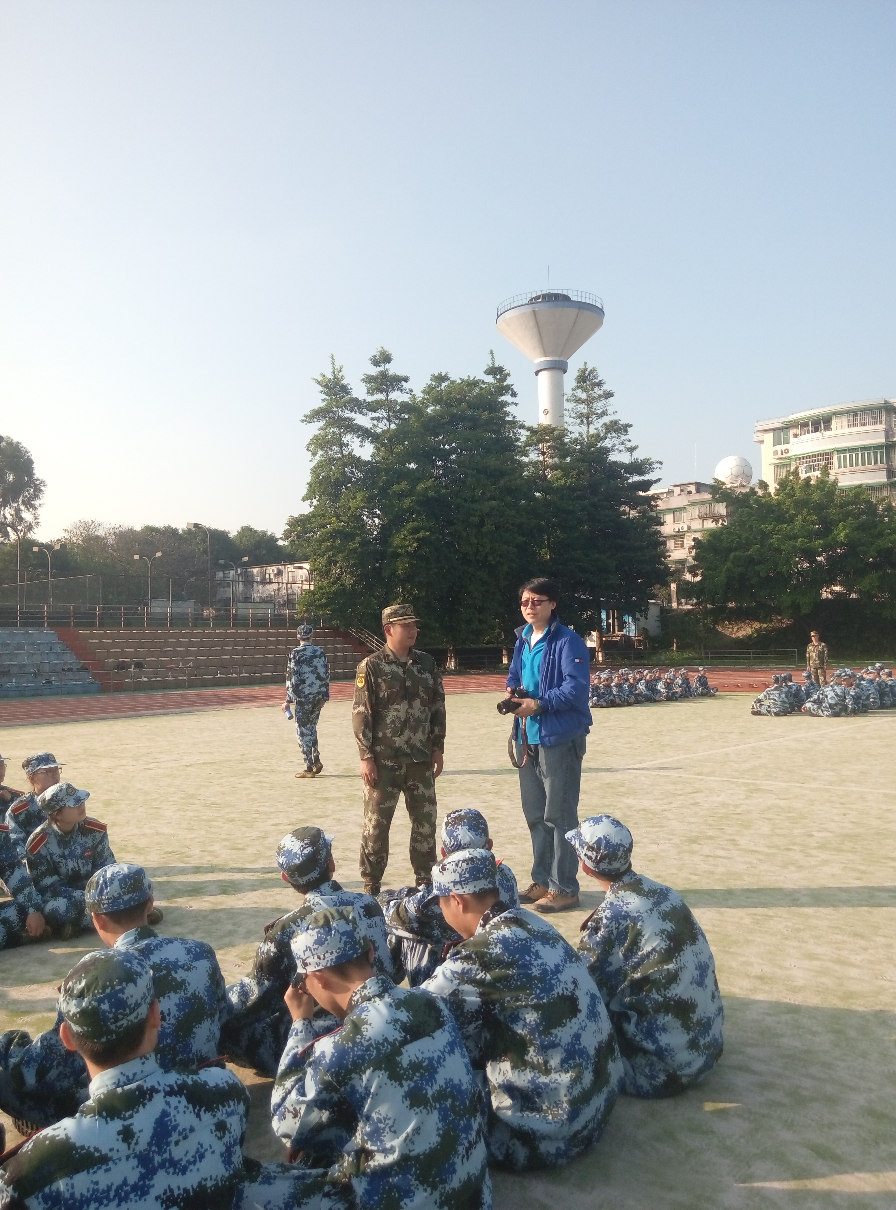 【军训快讯】学院：班主任探望军训学子，QQ群聊慰远方家长