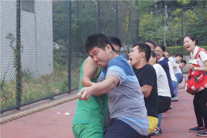 “同舟共济齐并进，聚心凝力赛风采” -------学院2015级研究生班级拔河比赛圆满结束