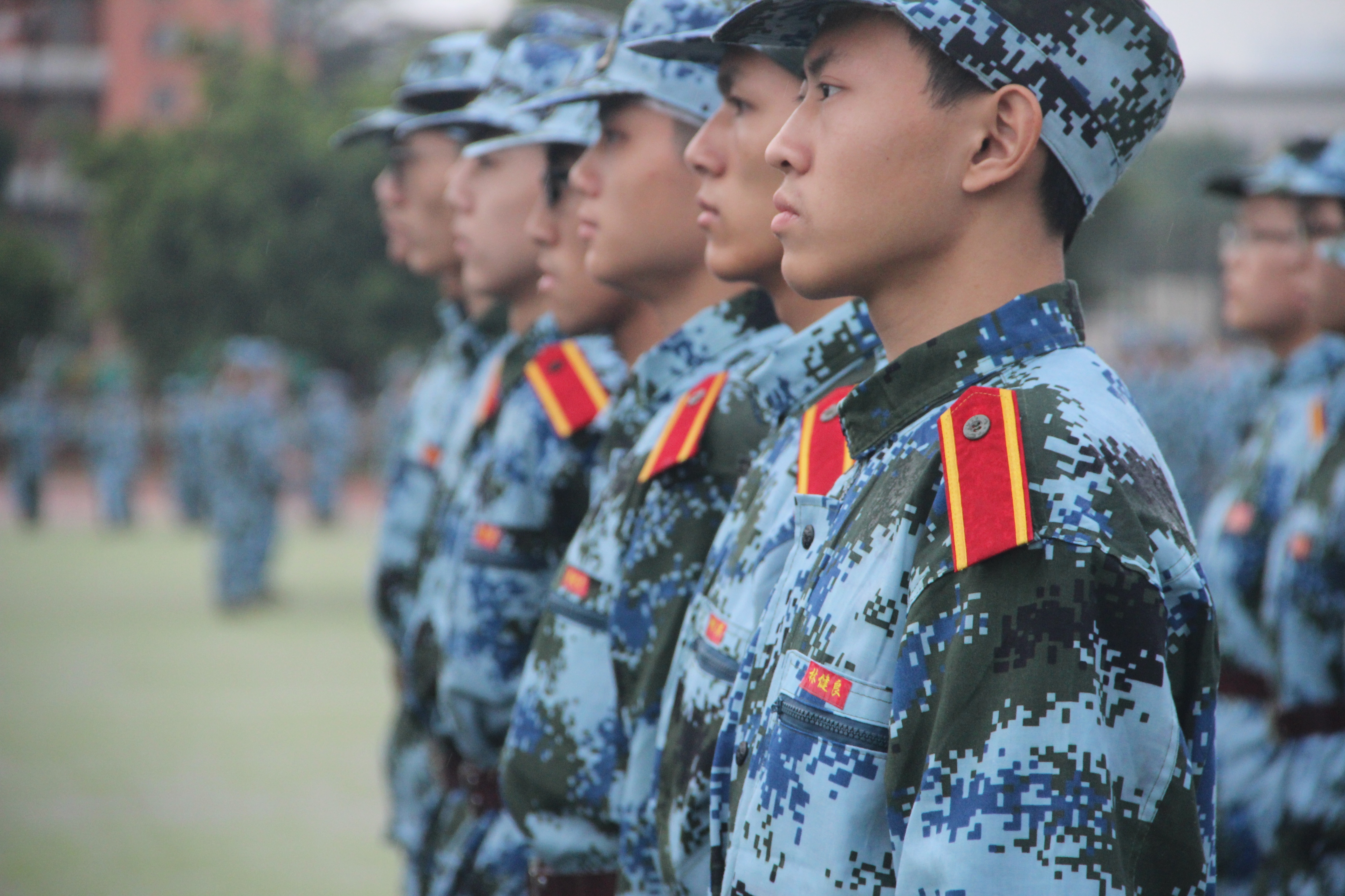 学院：学员戴名牌，作风我先行